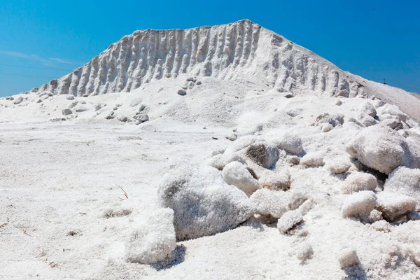 蒸発後の天然塩の山 — ストック写真