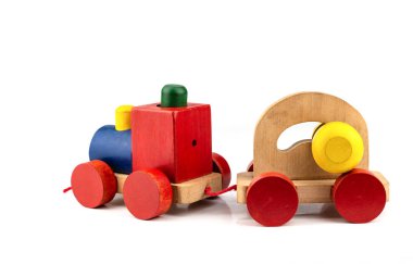 Beyaz arka plan üzerinde renkli ahşap oyuncak araba.