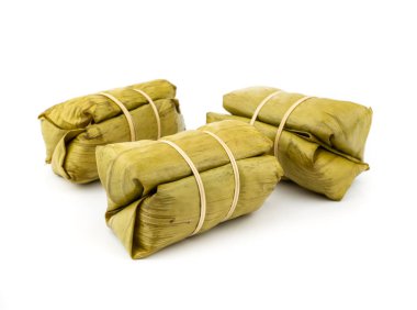 Beyaz izole muz ile yapışkan pirinç Tay tatlı, Khao Tom kızgın, buğulama.