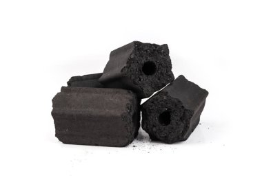 Beyaz arka plan üzerinde izole doğal ahşap kömür yığını.