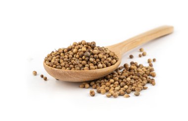 Beyaz arka plan üzerinde izole kişniş yığını .