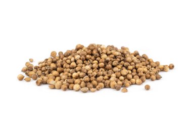 Beyaz arka plan üzerinde izole kişniş yığını .