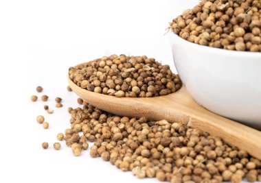 Beyaz arka plan üzerinde izole kişniş yığını .