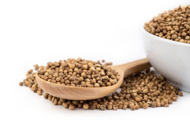 Beyaz arka plan üzerinde izole kişniş yığını .