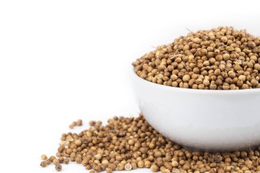 Beyaz arka plan üzerinde izole kişniş yığını .