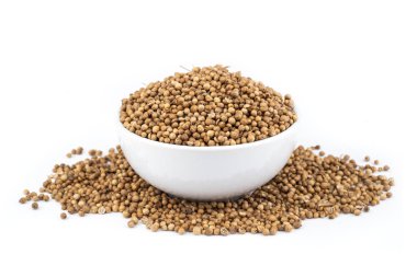 Beyaz arka plan üzerinde izole kişniş yığını .