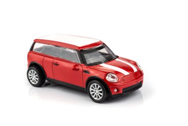 Kırmızı oyuncak araba beyaz arkaplanda izole edildi.