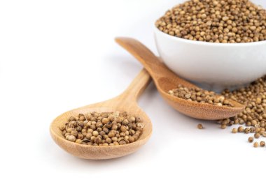 Beyaz arka plan üzerinde izole kişniş yığını .