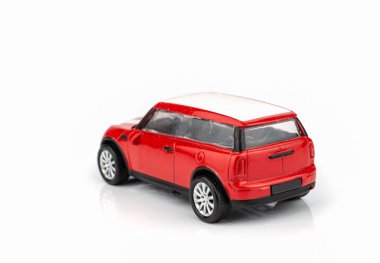 Kırmızı oyuncak araba beyaz arkaplanda izole edildi.