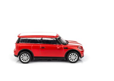 Kırmızı oyuncak araba beyaz arkaplanda izole edildi.