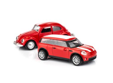 Kırmızı oyuncak araba beyaz arkaplanda izole edildi.