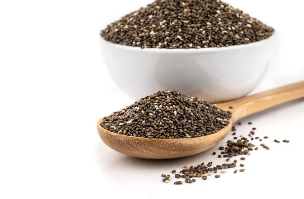 Bir tahta kaşık beyaz izole sağlıklı Chia tohum.