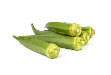 taze bamya veya beyaz zemin üzerine yeşil roselle.