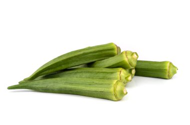 taze bamya veya beyaz zemin üzerine yeşil roselle.