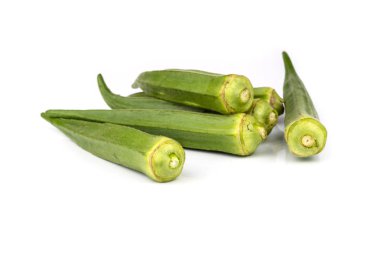 taze bamya veya beyaz zemin üzerine yeşil roselle.