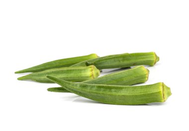 taze bamya veya beyaz zemin üzerine yeşil roselle.