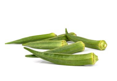 taze bamya veya beyaz zemin üzerine yeşil roselle.