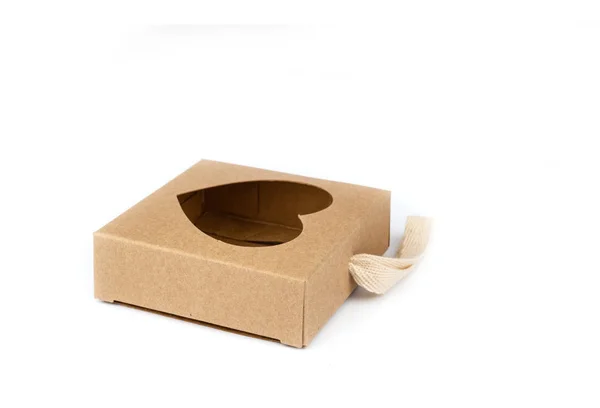 心図形ウィンドウの白い背景に茶色の紙ボックス — ストック写真