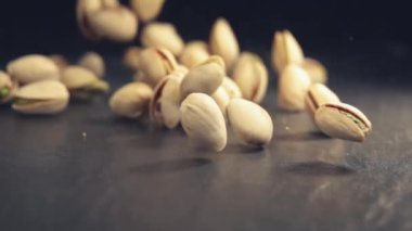 Süper ağır çekim siyah yüzeye düşen Antep fıstığı