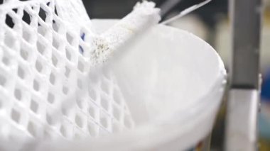 Oda beyaz renklerde boya için ressam rulo ve fırça ile çalışma kapatın. -Bunu kendinizi kazmak.