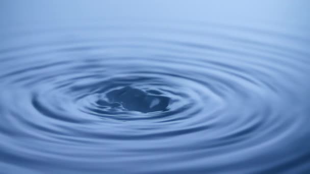 Drop hits water surface. Complete process in slow motion — Stock Video
