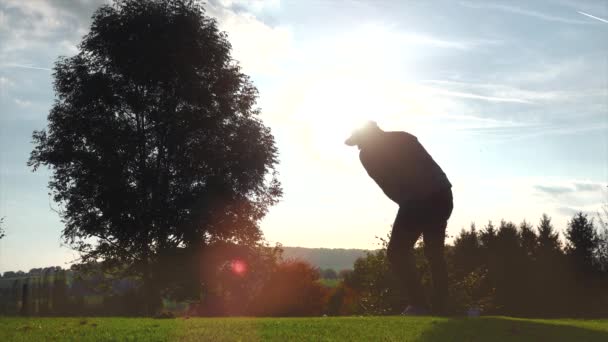 Гравець в гольф потрапляє в м'яч у повільному русі . — стокове відео
