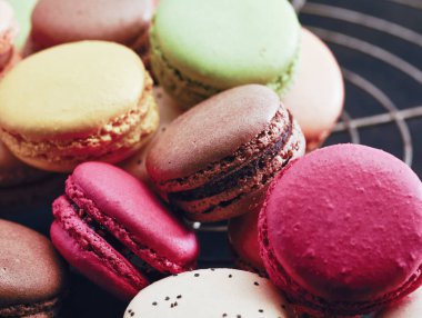 Macarons taze parlak renkli veya Bademli kurabiye pastane yemeye hazır