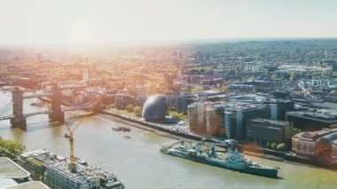 Modern Ofis Londra City thames Nehri yakınında cam cepheli gökdelenler Binası