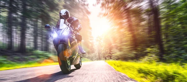 Orman yolunda motosiklet sürerken. Motosiklet turunda boş bir yolda araba sürerken eğleniyorum. bireysel metniniz için kopyalama alanı.