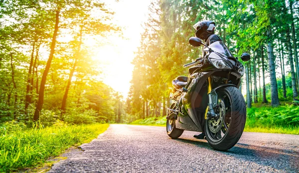 森の道をバイクで走る オートバイツアーで空の道を走るのが楽しい 個々のテキストのコピースペースは — ストック写真