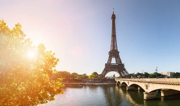 Pequena Rua Paris Com Vista Para Famosa Torre Paris Eiffel — Fotografia de Stock
