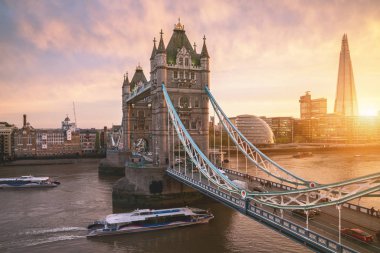 London Tower bridge adlı bir gün güneşli yaz - gündoğumu parlayan güneşe karşı açık mavi gökyüzü vurdu