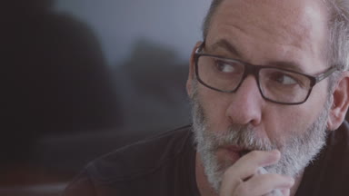 Emin iyi giyinmiş sakal vaping elektronik sigara ile olgun adam ofisinde