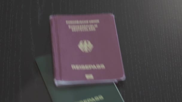 Ταξιδέψουν Διαβατήριο Φόντο Έννοια Πλάνα Ευρωπαϊκό Διαβατήριο Γερμανικά Μια Ξύλινη — Αρχείο Βίντεο