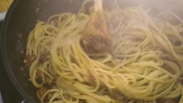 Voorbereiding Spaghetti Bolognese Huis Keuken Koken — Stockvideo