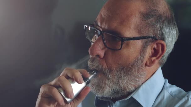 Confiado Hombre Maduro Bien Vestido Con Barba Vapeando Cigarrillo Electrónico — Vídeos de Stock