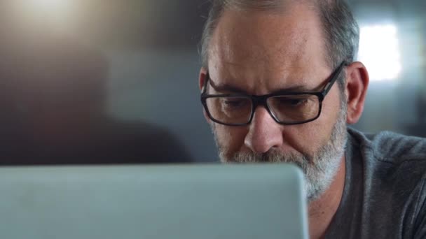 Alkalmi Intelligens Üzletember Működik Laptop Számítógép Irodájában Sima Követés Lövés — Stock videók