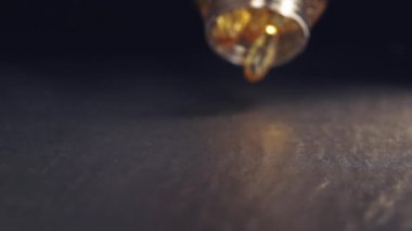 Cam Kapsül dökülen tam. Kadar yakın ve yavaş hareket.