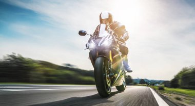 Motosiklet sürerken. Motosiklet turunda boş bir yolda araba sürerken eğleniyorum. bireysel metniniz için kopyalama alanı.