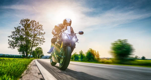 Motosiklet sürerken. Motosiklet turunda boş bir yolda araba sürerken eğleniyorum. bireysel metniniz için kopyalama alanı.