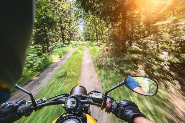 Moto Sulla Strada Forestale Sella Divertirsi Guidando Strada Vuota Viaggio — Foto Stock