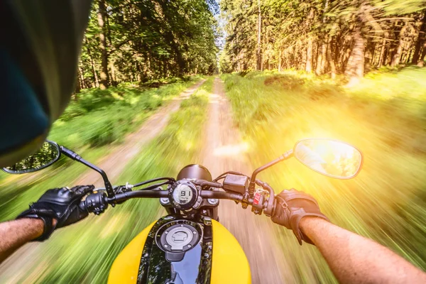 森の道をバイクで走る オートバイツアーで空の道を走るのが楽しい 個々のテキストのコピースペースは — ストック写真