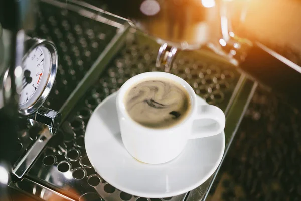 Espresso Versando Dalla Classica Macchina Caffè Tazzina Bianca Primo Piano — Foto Stock