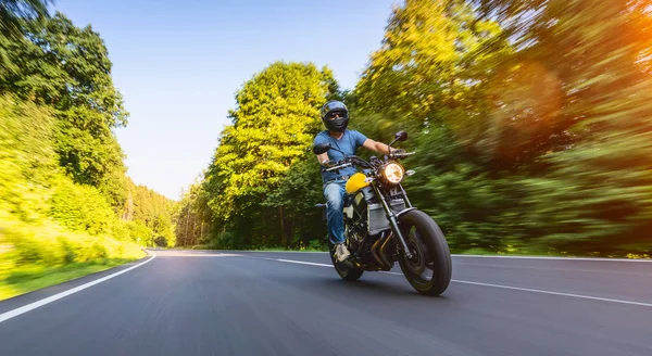 Modernes Scrambler Motorrad Auf Der Waldstraße Fahren Spaß Beim Fahren — Stockfoto