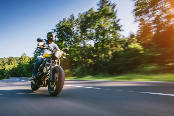 Modernes Scrambler Motorrad Auf Der Waldstraße Fahren Spaß Beim Fahren — Stockfoto