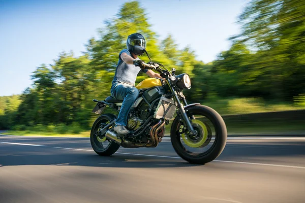 Modernes Scrambler Motorrad Auf Der Waldstraße Fahren Spaß Beim Fahren — Stockfoto