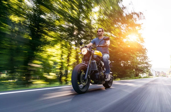 Moderna Moto Scrambler Carretera Forestal Caballo Divertirse Conduciendo Camino Vacío — Foto de Stock