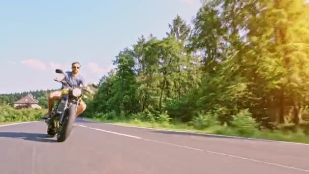バイクに乗って道路に 楽しくバイクに乗って空の道ツアー — ストック動画