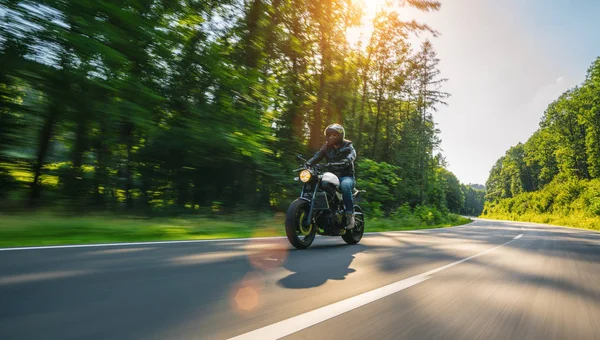 Modernes Scrambler Motorrad Auf Der Waldstraße Fahren Spaß Beim Fahren — Stockfoto