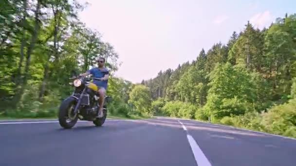 Moderna Anpassade Scrambler Motorcykel Skogsbilväg Ridning Omkörning Och Carving Åtgärder — Stockvideo